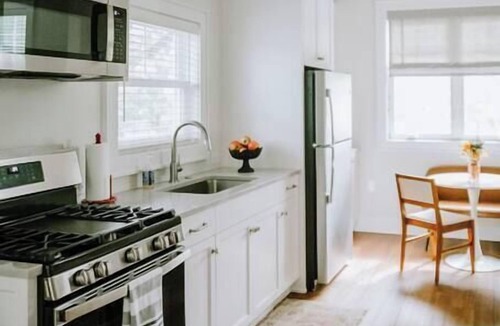 Allandale House | *Boutique Woodview Walk Up Apartment*