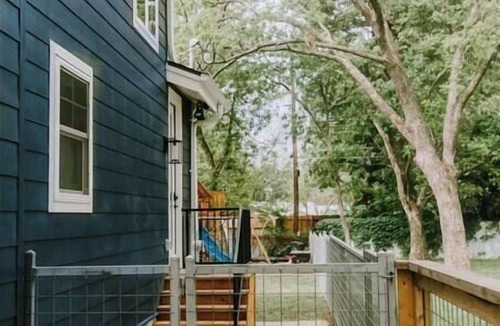 Allandale House | *Boutique Woodview Walk Up Apartment*