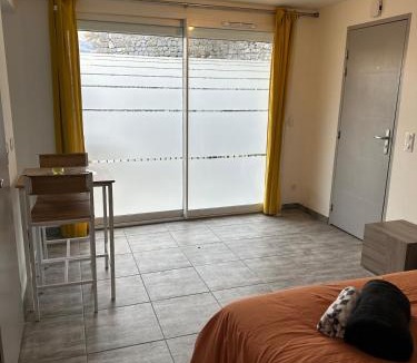 Chateau-Arnoux-Saint-Auban Apartment | BOUTON D'OR Studio Terrasse Grand Lit Coin Repas