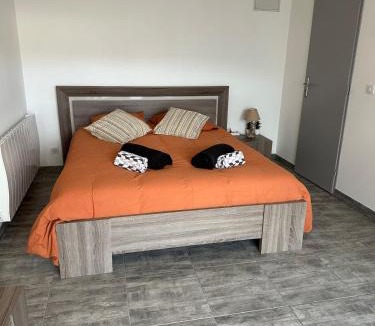 Chateau-Arnoux-Saint-Auban Apartment | BOUTON D'OR Studio Terrasse Grand Lit Coin Repas