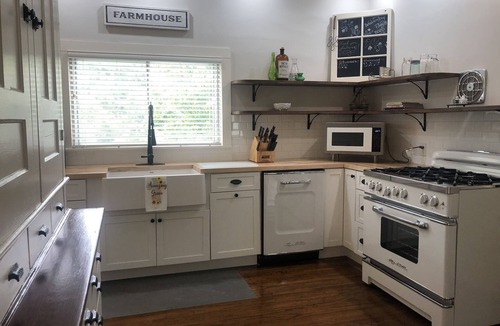 Bovina Center House | Bovina Farmhouse with Game Room & Rustic Pavilion