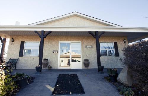 Cochrane Hotel | Bow River Inn