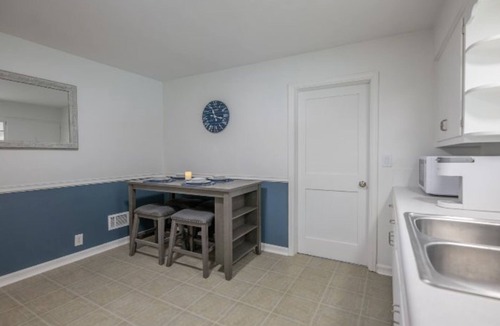 Peoria Heights House | Bow wow-meow 2nd- 5 minutes from downtown Peoria