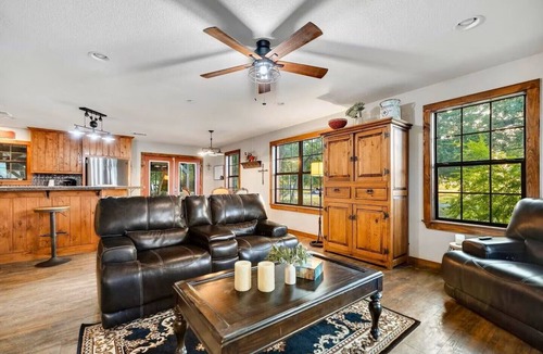 Van Alstyne House | Bowen Ranch Retreat with Two Homes & Event Venue