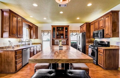 Van Alstyne House | Bowen Ranch Retreat with Two Homes & Event Venue