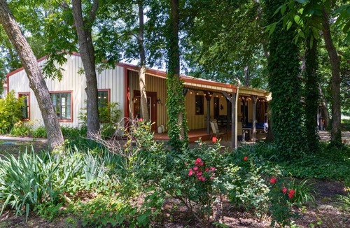 Van Alstyne House | Bowen Ranch Retreat with Two Homes & Event Venue