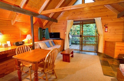 England Creek Cottage | Bowerbird: Mt Glorious Getaways