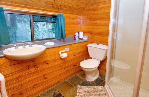 England Creek Cottage | Bowerbird: Mt Glorious Getaways