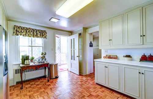 Oakland House | Bowling Green House w/Shared Pool!