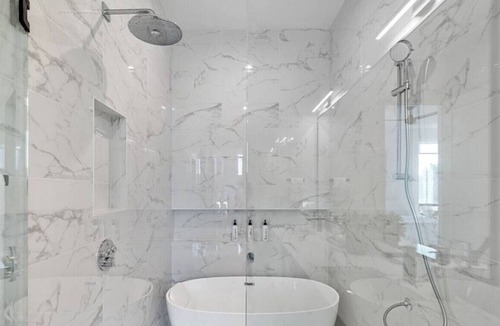 Oak Lawn House | Bowser 103 · Upscale Designer Retreat ★ Rooftop Terrace ★ Views