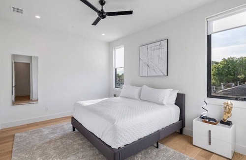Oak Lawn House | Bowser 103 · Upscale Designer Retreat ★ Rooftop Terrace ★ Views