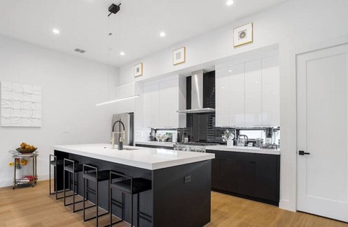 Oak Lawn House | Bowser 103 · Upscale Designer Retreat ★ Rooftop Terrace ★ Views