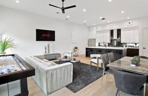 Oak Lawn House | Bowser 103 · Upscale Designer Retreat ★ Rooftop Terrace ★ Views