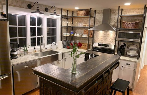 Mount Vernon Apartment | Boyd Harvey Main House And Carriage House 4 Bedroom Home by RedAwning
