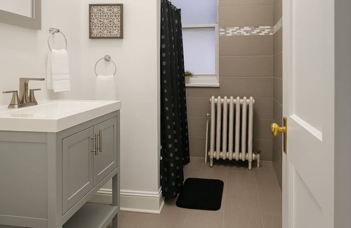 Boystown Apartment | Boystown Chic 2BR Escape