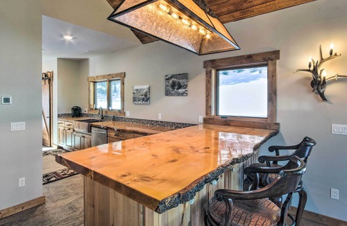 Bozeman Cabin | Bozeman Cabin: Deck w/Jacuzzi & Gas Grill!