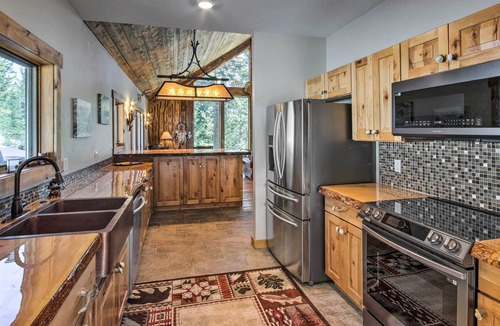 Bozeman Cabin | Bozeman Cabin: Deck w/Jacuzzi & Gas Grill!