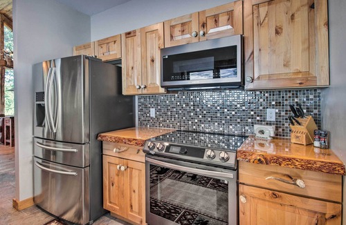 Bozeman Cabin | Bozeman Cabin: Deck w/Jacuzzi & Gas Grill!