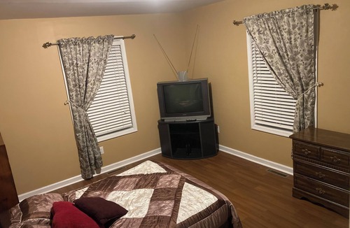 Marydel House | BR keyed different locks rent separate or together. Kitchen, lr, laundry shared