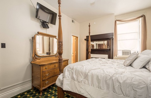 Chalk Hill Hotel | Braddock | Historic Victorian Inn Room