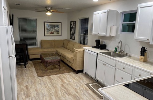 Bradenton Apartment | Bradenton duplex near downtown Pier, Harbor, Riverwalk & beaches. Pet friendly!