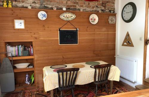 Saint-Didier-en-Donjon House | Bramble cottage