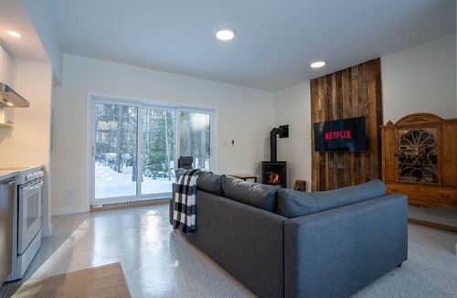 Saint-Alexis-des-Monts Ski Chalet | Brand New with SPA | Le Repaire du Lievre Blanc