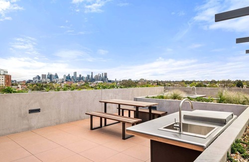 Northcote Apartment | Brand-New 2-Bed with Rooftop Access