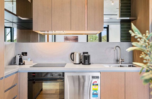 Northcote Apartment | Brand-New 2-Bed with Rooftop Access