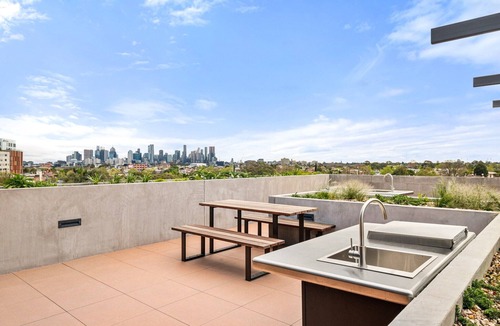 Northcote Apartment | Brand-New 2-Bed with Rooftop Access