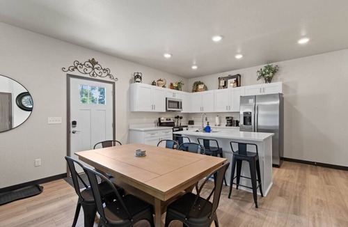 West Central Apartment | Brand New 3BD, 2.5BTH Triplex Unit Near DT Spokane