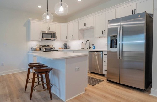 Lynchburg Villa | Brand-New 3BR Townhome | KING BED | Great Location