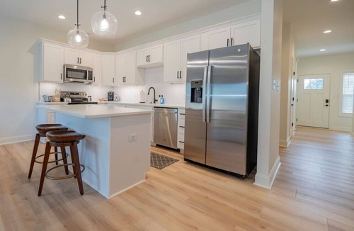 Lynchburg Villa | Brand-New 3BR Townhome | KING BED | Great Location