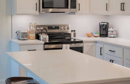 Lynchburg Villa | Brand-New 3BR Townhome | KING BED | Great Location