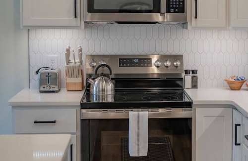 Lynchburg Villa | Brand-New 3BR Townhome | KING BED | Great Location