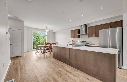 Cambridge House | Brand New 4-BR Ensuite Townhouse | Netflix/Disney+