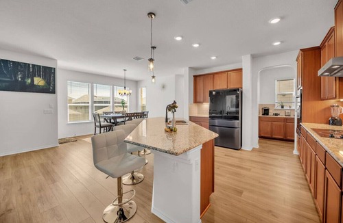 McNeil House | Brand-New 5BR Home | Game Room | Pool Table | 13 Min to Tesla