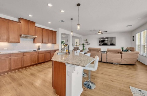 McNeil House | Brand-New 5BR Home | Game Room | Pool Table | 13 Min to Tesla