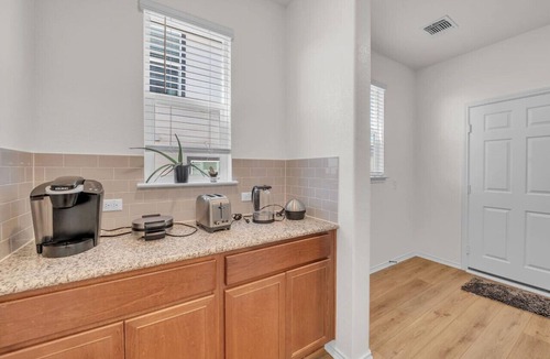 McNeil House | Brand-New 5BR Home | Game Room | Pool Table | 13 Min to Tesla