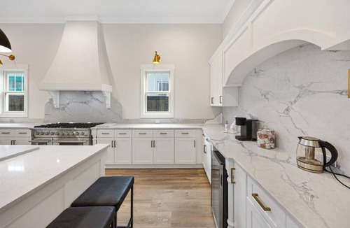 Cedar Crest Villa | Brand New 5BR Modern Villa Sleeps 14 at the Heart of Dallas Downtown/Uptown