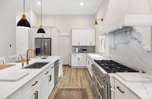 Cedar Crest Villa | Brand New 5BR Modern Villa Sleeps 14 at the Heart of Dallas Downtown/Uptown