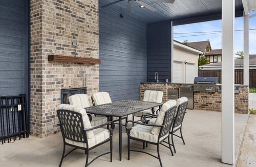 Cedar Crest Villa | Brand New 5BR Modern Villa Sleeps 14 at the Heart of Dallas Downtown/Uptown