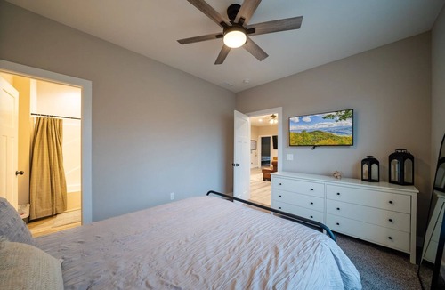 Lakeside Estates House | BRAND NEW! 6B/5Ba near Sugar Hollow Marina/Jumping Bridge. Hot Tub!