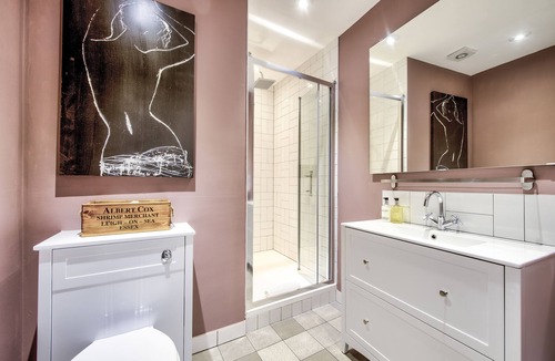 Glasgow Westend Apartment | Brand New and Funky Glasgow West End Apartment Sleeps 2/3