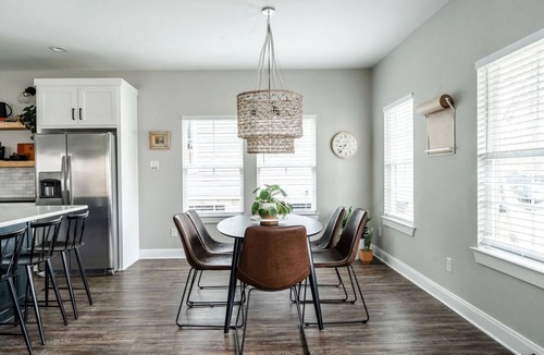 Brazos House | Brand New and One Block from Magnolia Silos!