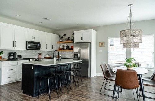 Brazos House | Brand New and One Block from Magnolia Silos!