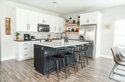 Brazos House | Brand New and One Block from Magnolia Silos!