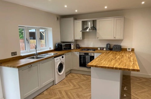 King's Bromley House | Brand New Barn conversion - With Hot Tub