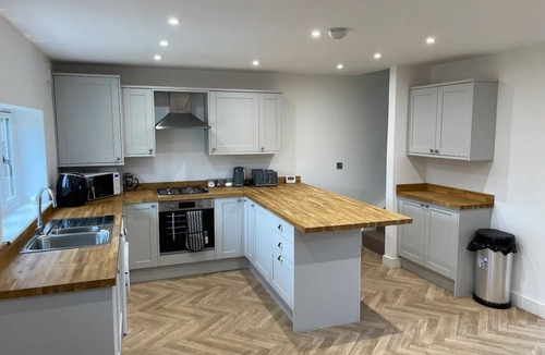 King's Bromley House | Brand New Barn conversion - With Hot Tub