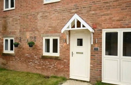 King's Bromley House | Brand New Barn conversion - With Hot Tub